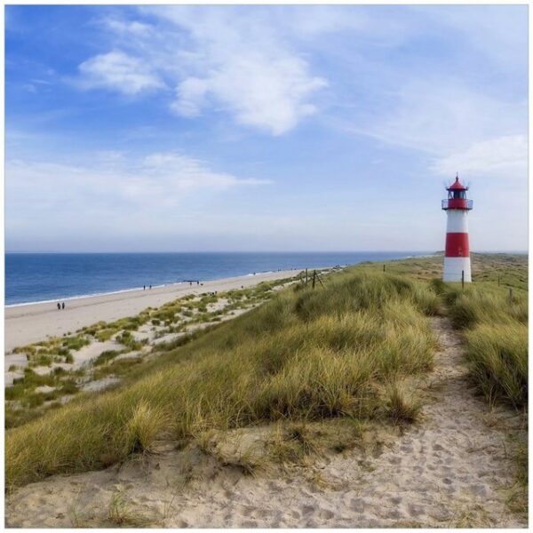 Wallario Möbelfolie Am Strand von Sylt Leuchtturm auf der Düne Panorama