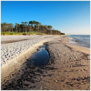 Wallario Möbelfolie Einsamer Strand am Meer - Blauer Himmel