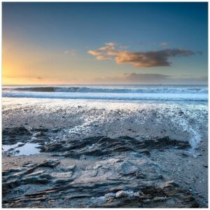 Wallario Möbelfolie Einsamer Strand in Cornwall England