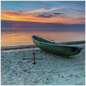 Wallario Möbelfolie Einsames Fischerboot mit Anker am Strand