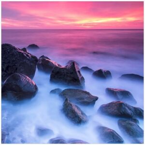 Wallario Möbelfolie Felsen im Meer bei Sonnenuntergang