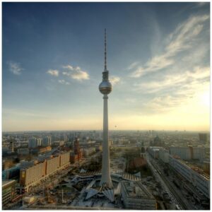 Wallario Möbelfolie Fernsehturm Berlin mit Panoramablick über die Stadt