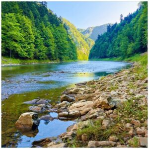 Wallario Möbelfolie Fluss in den Bergen an steinigem Ufer