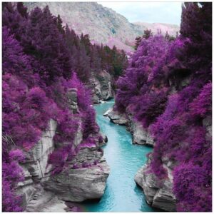 Wallario Möbelfolie Fluss in lilafarbener Schlucht