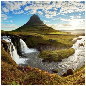 Wallario Möbelfolie Island Panorama Fluss Berge und blauer Himmel