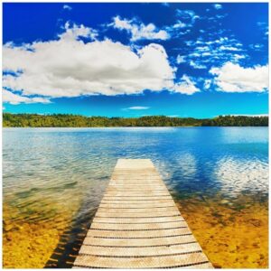 Wallario Möbelfolie Klarer See mit Steg - Blauer Himmel