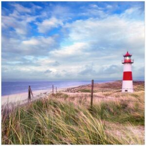 Wallario Möbelfolie Leuchtturm am Strand von Sylt