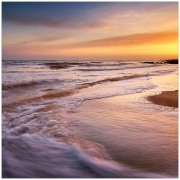 Wallario Möbelfolie Sonnenuntergang am Strand - Abendspaziergang