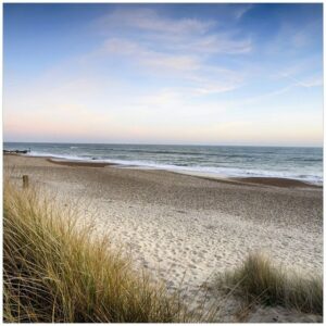 Wallario Möbelfolie Strandspaziergang im Urlaub an der Ostsee