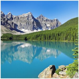 Wallario Möbelfolie Tiefblauer See mit Bergpanorama und Wäldern - Kanada