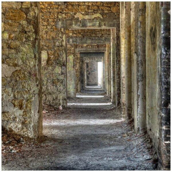 Wallario Möbelfolie Weg durch eine verlassene Ruine