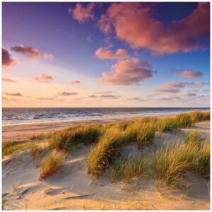 Wallario Möbelfolie Abendspaziergang am Strand - Sonnenuntergang über dem Meer