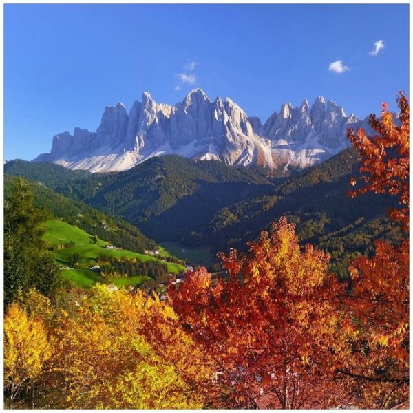 Wallario Möbelfolie Herbst im Gebirgstal unter blauem Himmel