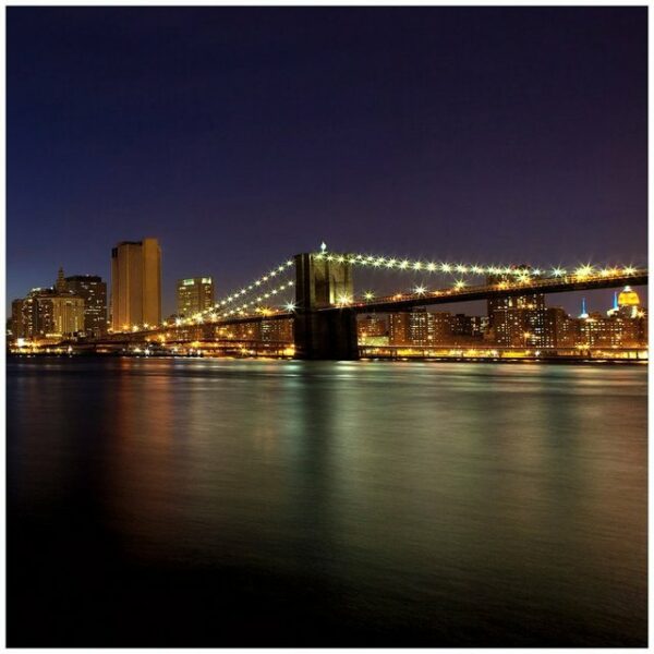 Wallario Möbelfolie New York Skyline - Brooklyn Bridge und Manhattan am Abend