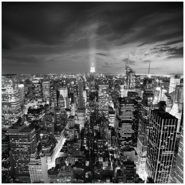 Wallario Möbelfolie New York bei Nacht - Panoramablick über die Stadt - schwarzweiß