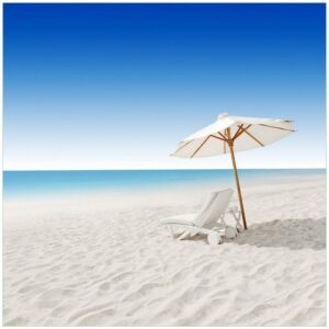 Wallario Möbelfolie Sonnenliege am weißen Strand unter blauem Himmel