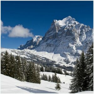 Wallario Möbelfolie Verschneiter Berghang unter blauem Himmel