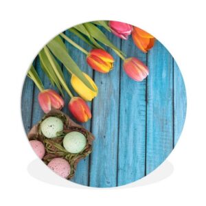 MuchoWow Gemälde Ostereier und bunte Tulpen zu Ostern auf einem hölzernen Hintergrund, (1 St), Rundes wandbild für Wohnzimmer, Wandkreis, Wandschmuck, 90x90 cm