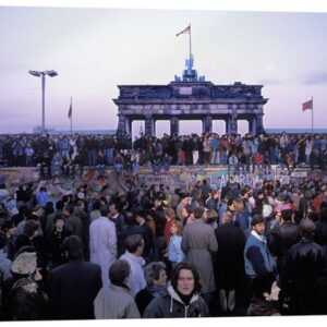 Posterlounge Acrylglasbild Bridgeman Images, Berliner aus Ost und West feiern die Eröffnung der Grenze an der Berliner Mauer, Wohnzimmer Fotografie