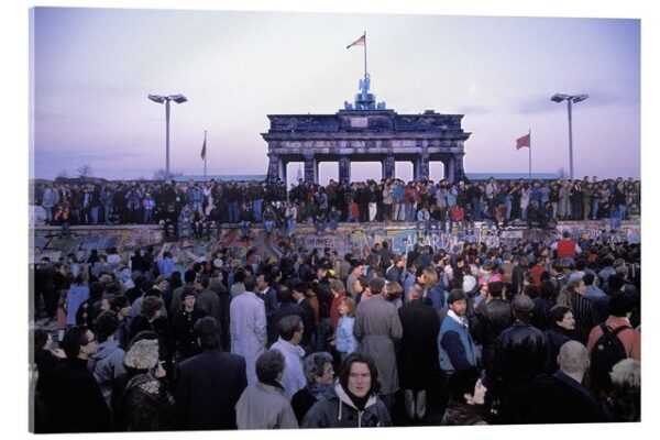 Posterlounge Acrylglasbild Bridgeman Images, Berliner aus Ost und West feiern die Eröffnung der Grenze an der Berliner Mauer, Wohnzimmer Fotografie