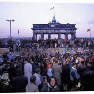 Posterlounge Leinwandbild Bridgeman Images, Berliner aus Ost und West feiern die Eröffnung der Grenze an der Berliner Mauer, Wohnzimmer Fotografie