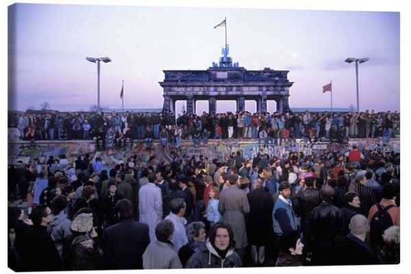 Posterlounge Leinwandbild Bridgeman Images, Berliner aus Ost und West feiern die Eröffnung der Grenze an der Berliner Mauer, Wohnzimmer Fotografie