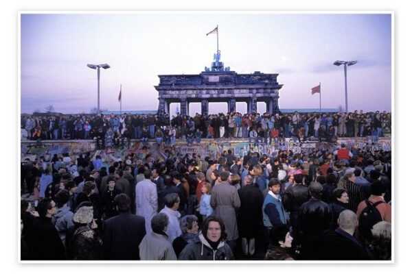 Posterlounge Poster Bridgeman Images, Berliner aus Ost und West feiern die Eröffnung der Grenze an der Berliner Mauer, Wohnzimmer Fotografie