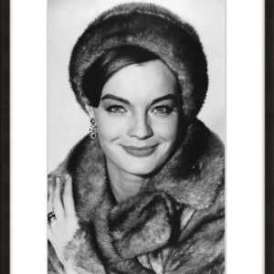 artissimo Bild mit Rahmen Bild gerahmt 51x71cm / schwarz-weiß Poster mit Rahmen / Romy Schneider, Film-Star: Romy Schneider